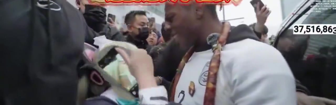 甲亢哥成都遇到二次元“种族骑士王小桃”贴脸玩梗 该事件已经火到了国外