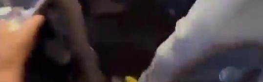 彻底疯狂🤯！尼克斯球迷围成圈 疯狂踩踏哈利伯顿娃娃😭😭