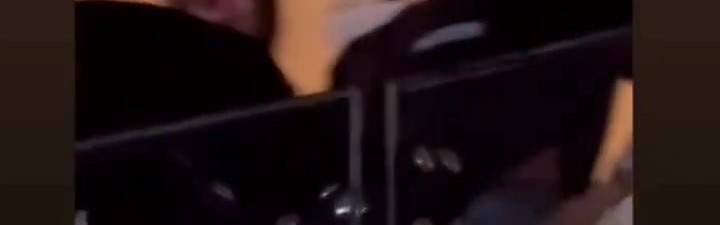 享受休赛期🌊威少现身说唱歌手演唱会 心情不错满脸笑容