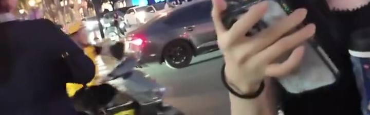 这是真美女！LPL官方解说Rita被街头摄影师选中 邀请拍照