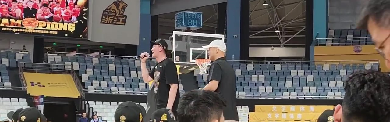 🤣官方玩梗最为致命！王博：你们的来指导把总冠军奖杯带回来了