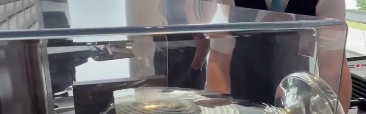 大耳朵杯也要例行安检！巴黎社媒调侃：这是我们额外随身行李🏆