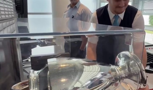 大耳朵杯也要例行安检！巴黎社媒调侃：这是我们额外随身行李🏆