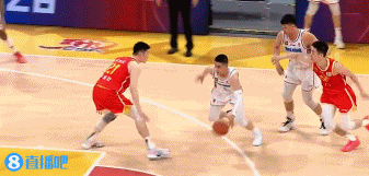 😅这不行！纳托尔切入暴扣被卡尔顿从篮圈底捅出并犯规打成2+1