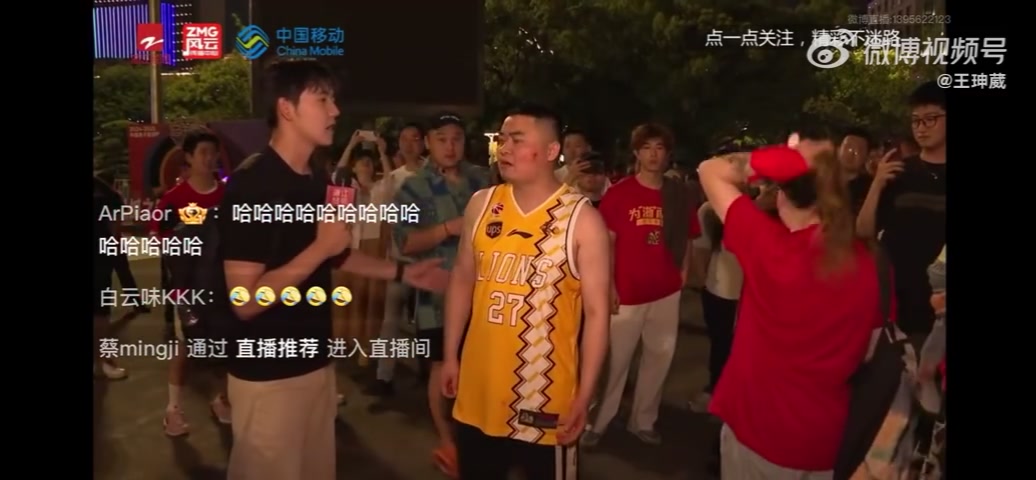 浙江球迷接受采访对判罚表达不满 扬言看这场球像在自己脸上拉屎